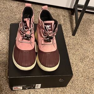 Sorel Youth Out n About boots in mauve